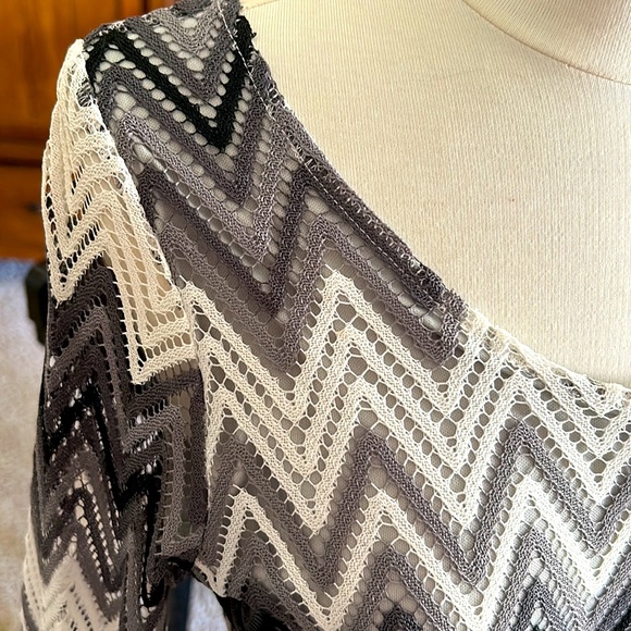 LIKE⭐️NEW CHEVRON DRESS🖤Black, Gray & White by Nicole Marie Bell Sleeves Medium - Picture 3 of 10